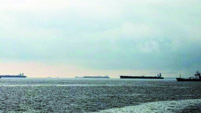 马新两国对于海域界限出现争议，许文远表示，新加坡珍视 与马来西亚的双边关系，因此正努力寻找可化解争端的和平 解决方案。