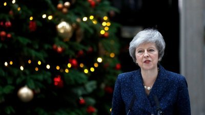 特丽莎梅周三在伦敦唐宁街10号的首相府外发表声明，其执政党保守党发动不信任动议投票。