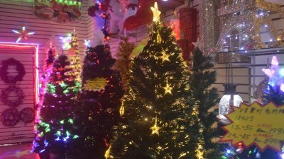 新款圣诞树选择多样化，其中高科技圣诞树（左2）看似普通，但可靠蓝牙播放圣诞节歌曲。