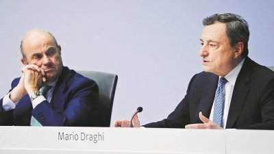 德拉吉（右）表示，欧元区经济风险正在恶化。