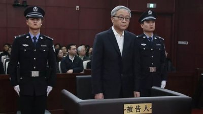 中国财政部前副部长张少春受贿案，周五在北京第二中级人民法院审理，张少春在被告栏内听审。