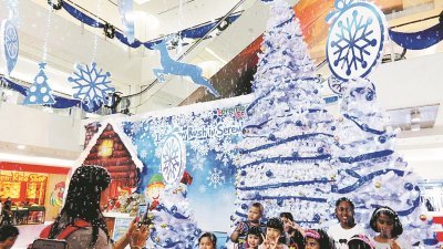 SEREMBAN PRIMA以蓝白色为主调的圣诞布置， 加上特意制造的雪花纷飞，吸引不少公众踊跃前 往拍照。