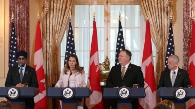 加拿大外交部长弗里兰（左2）和防长石俊（左），与美国国务卿蓬佩奥（右2）和防长马蒂斯会晤后，一同召开记者会。