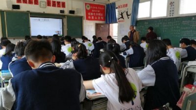 四川省攀枝花一所乡镇学校的“直播班”，大屏幕上正在直播成都七中上课的视频。