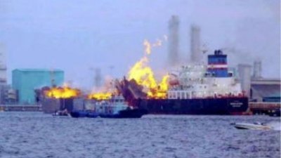 一艘油槽船与另一艘船只停栓在一起， 以进行搬货工作时，突然发生爆炸著火意 外，导致船上6名船员受伤。