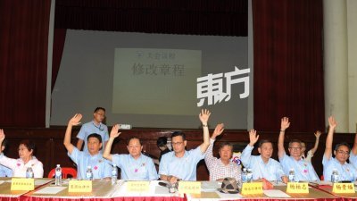 郑福成（左4）与一众理事举手，通过成立常务理事会的议案。（摄影：徐慧美）