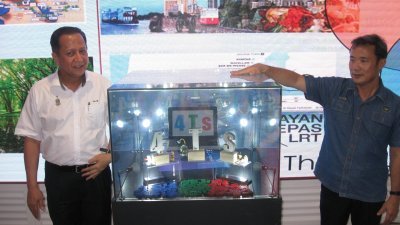 阿都哈林（左起）和尤端祥，为峇都茅4Ts和STEAM学习中心 主持推介礼。