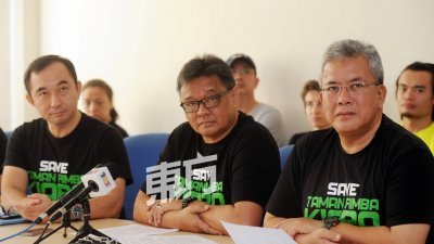 郭利安（左）在阿杜哈菲兹等其他居民代表陪同下召开记者 会，呼吁反贪会公布有关加拉森林公园发展计划 的调查进展。（摄影：徐慧美）