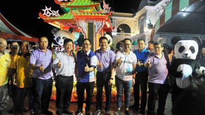 曹观友（左3起）、方万春、杨顺兴及 彭加兰哥打州议员魏子森，周一出席 2018年槟城同乐会大旗鼓龙狮大游行。