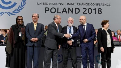 联合国气候变化大会主席库尔蒂（右2），在气候变化大会宣告闭幕后，与其他国家代表微笑握手。