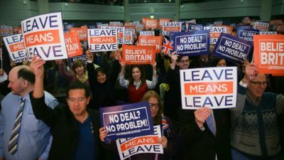 支持英国脱离欧盟的人士上周五在伦敦举行政治集会，与会者高举“无协议？没问题！”、“相信英国”、“离开就是离开”的标语牌。