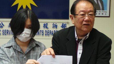 张莉莹（左）在张天赐的陪同下，召开记者会讲述被骗经过。
