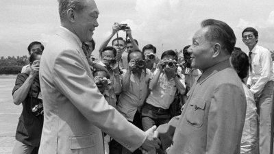 邓小平（右）1978年11月访问新加坡，时任新加坡总理的李光耀，亲自到机场迎接。那次对新加坡的访问，对邓小平的影响很大。后来，邓小平在谈到中国的改革开放时，多次说到要借鉴“新加坡的经验”。