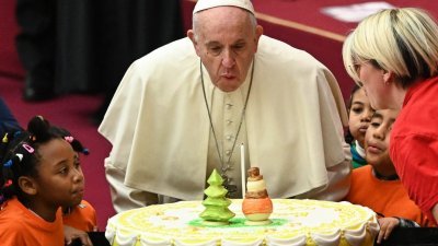 罗马天主教教宗方济各在周日（16日）提早一天与信徒们庆祝82岁生日。