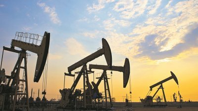 OPEC和其他产油国本月同意，限产全球需求的逾1%，以消化过剩供应，推高油价。