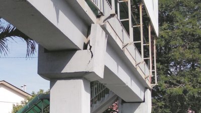 怡保医院前的行人天桥，其正中央的桥墩及翼墙之间出现长约2呎，宽一寸的裂缝，靠向安德申国中的桥墩也出现一条非常细小的裂缝。