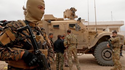 美国总统特朗普计划全面撤离驻扎在叙利亚的2000名美军。这是全副武装的美国军队于今年11月初在叙利亚东北部一处，由库尔德民兵控制的Al-Darbasiyah镇上巡逻。