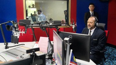 哥宾星（右）周四在新山进行工作访问，在国营电视台（RTM）接受“柔佛频道”（JohorFM）电台访问。
