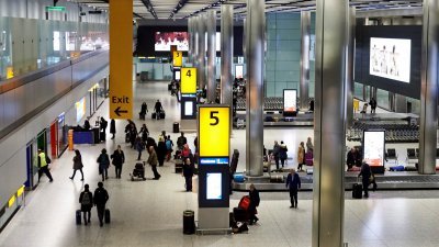 目前有3万5000名瑞士人居住在英国，明年3月英国脱离欧盟后，两国人员流动将有新规范。图为19日在伦敦希思罗国际机场，人们如常出入英国国境，暂未受脱欧影响。