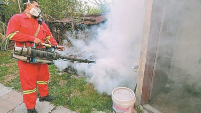 八打灵再也市政厅已成立243支寻找及消灭黑斑蚊（SEDAR）队伍，以便有效降低区内骨痛热症的病例。图为政府官员在蚊症黑区喷射蚊雾。