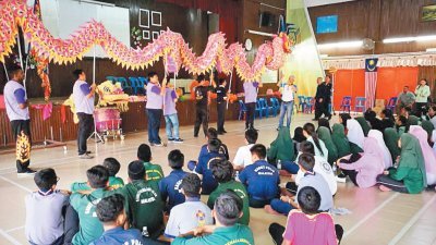 阿都卡迪中学校方有意设立舞狮团，并让甲抛峇底华人体育会给予说明会，吸引各族同学亲临。