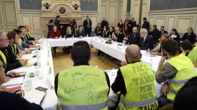 法国总理菲利普和利摩日市长于当地时间周五，在位于法国中部的利摩日市政厅与“黄背心”运动的代表交谈。