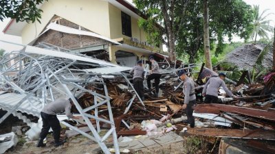 海啸巨浪冲毁巽他海峡沿岸数百房屋及旅舍，警方周一在查丽达一处倒塌的民房废墟中寻找失踪者。
