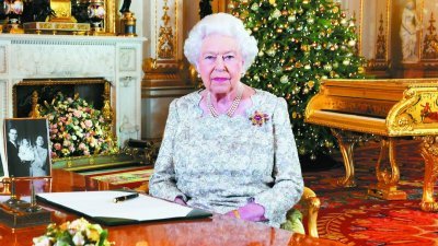 92岁的英女王伊丽莎白二世日前在白金汉宫内录制圣诞节演说时呼吁外界，要重视圣诞佳节所代表的和平及善意，并互相尊重。