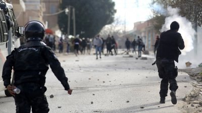 突尼斯记者卓奇在当地时间周二自焚身亡后，警方与示威民众在卡塞林发生冲突。