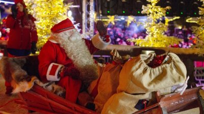 芬兰圣诞老人村的圣诞老人在周日乘坐雪橇，准备开始他漫长的圣诞之旅。