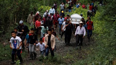 危地马拉周二再有一名儿童在美国边防拘留期间死亡。本月初在美边境被拘捕逾8小时后死亡的雅克琳遗体，周二在亲人和朋友护送下，于危地马拉家乡下葬。