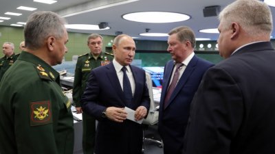 俄罗斯总统普京（左2）周三在国防部的控制室，遥距观察可携带核弹头的新型高超音速滑翔“先锋”（Avangard）导弹试射情况。