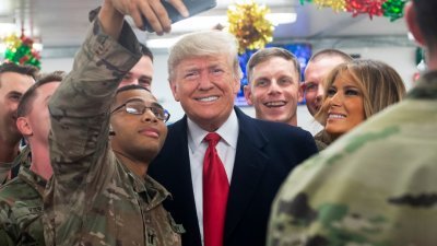 美国总统特朗普和夫人马拉尼亚在拆礼物日突然造访美军驻伊拉克基地，并与士兵们大玩自拍。
