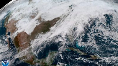 美国国家海洋和大气管理局（NOAA）发布周五的卫星照片显示，美国中西部正经历强风和暴雨的恶劣天气。