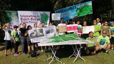 数个非政府组织周日在青年公园举办 “保护我们的公园”集会，促请州政 府检讨槟州发展计划。