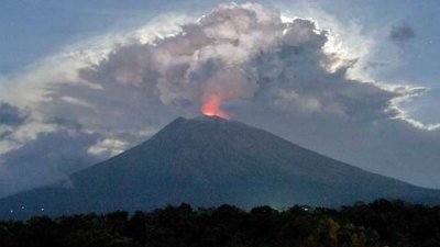 印度尼西亚巴厘岛阿贡火山再度喷发。