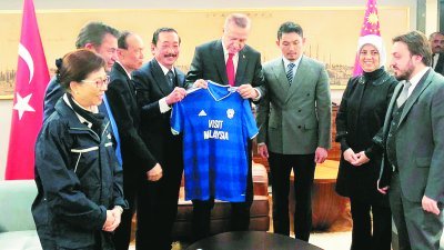 陈志远（左4）赠送加的夫球 队球衣予土耳其总统埃尔多 安。左3为林伟才。