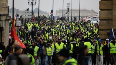 身穿黄色背心的示威者，周六在波尔多街头示威。法国其他城市如里昂、图卢兹、马赛等也有示威人潮，但人数与前几轮示威相对来说，已逐渐减少。