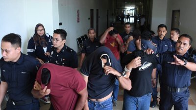 涉及关丹甘孟休息站殴打案的7名男子，包括一名巴士司机，周一带往法庭接受审讯。