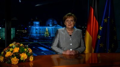 德国总理默克尔在结束预录的新年演说录影后拍照。