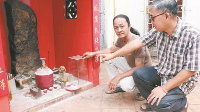 豆腐街商家丁伟强（右起）及林善初，对土地公神龛里的土地公金身被偷窃一事感到遗憾。