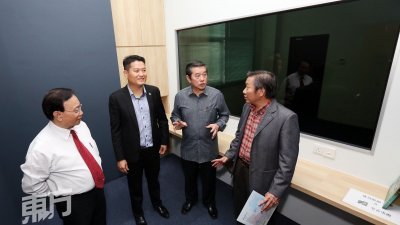 （张瑞发（左起）、陈洺臣、莫泽浩和祝家华参观教育中心的心理实验室设备。（摄影：刘维杰）