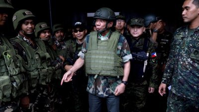 菲律宾南部叛乱事件频发，政府军去年5月开始在棉兰老岛马拉维市，更展开了维持将近5个月的反恐行动。这是菲律宾总统杜特蒂（中），去年8月到马拉维的军营探访，给前线作战的士兵打气。