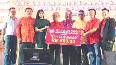 林纚蓁（左3）代表马六甲释迦院癌症基金接领模拟支票。左起为戴顺来、侯再富、李传财、赖明忠、林国锐、林财政及曾添兴。
