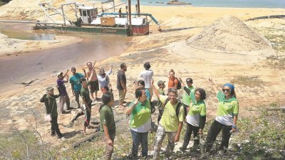 米奥拉扎（前左3）与多个保育团体成员坚决反对挖沙工程！