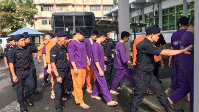 13名谋杀案嫌犯周六警方带往诗巫法庭，以申请延扣。