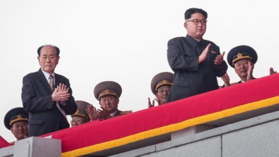 朝鲜最高人民会议常委会委员长金永南（左2）是国家名义上的元首，在政治局常委排名中亦仅次于领导人金正恩（右2）。图为二人前年5月出席在金日成广场举行的阅兵仪式和群众大会。-法新社-
