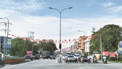 全马第二大华人新村班达马兰大街700盏大红灯笼高高挂，展现出更热闹的新年气氛。