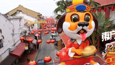 矗立在鸡场街街头的狗年吉祥物“旺旺旺”和老街道的新年布置相映生辉，将成为鸡场街2018年的地标。
