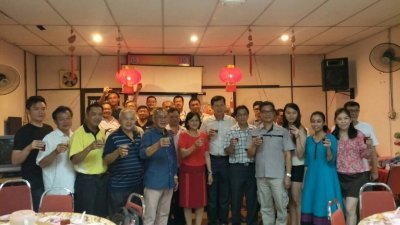 马来西亚燕农公会与合作社举办新年晚宴，一起举杯向各界拜个早年。左5起为洪木坤和吴秀丽。